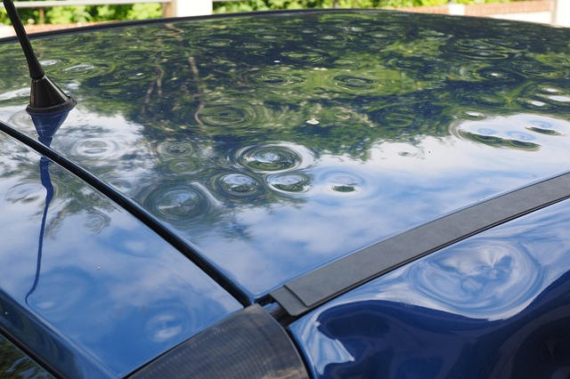 Coche con abolladuras por granizo en Valencia